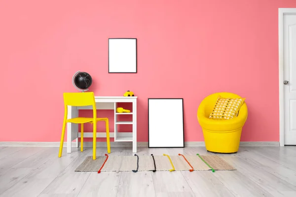 Interior Elegante Quarto Infantil Com Quadros Branco Mesa — Fotografia de Stock