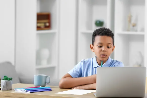 Malý Africko Americký Chlapec Studující Online Doma — Stock fotografie