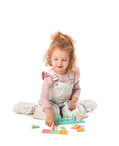 Bonito Bebê Menina Brincando Com Brinquedos Fundo Branco — Fotografia de Stock