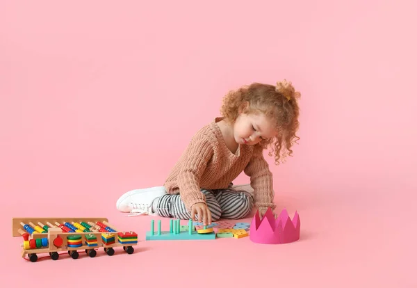 Мила Дівчинка Іграшками Кольоровому Фоні — стокове фото
