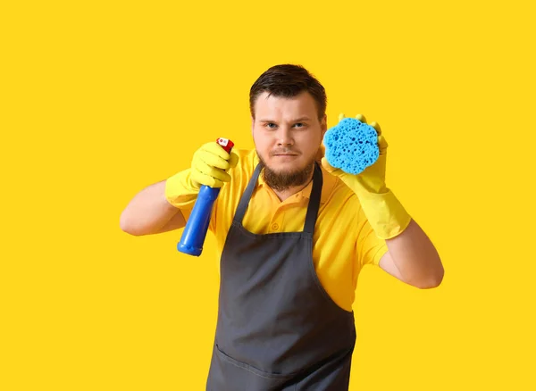 Młody Człowiek Gąbką Detergentem Żółtym Tle — Zdjęcie stockowe