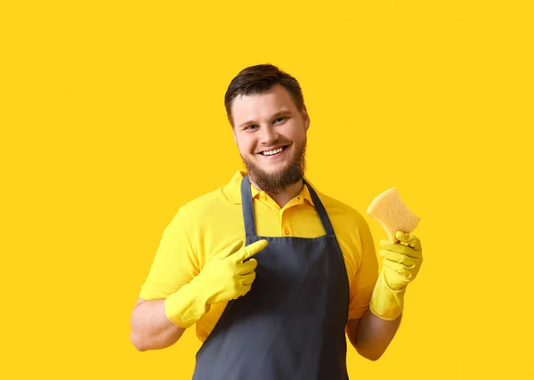 Young Man Pointing Cleaning Sponge Yellow Background — Stock Photo, Image