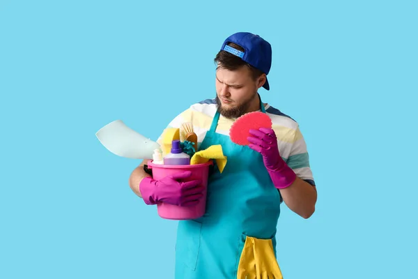 Jovem Com Suprimentos Limpeza Fundo Azul — Fotografia de Stock