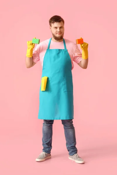 Giovane Uomo Con Spugne Detergenti Sfondo Rosa — Foto Stock