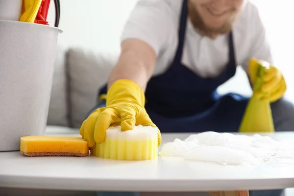 Jonge Man Met Spons Schoonmaak Tafel Thuis Close — Stockfoto