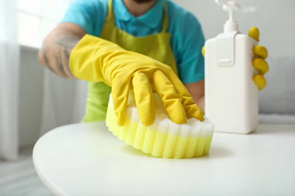 Young Man Sponge Cleaning Table Home Closeup — Stock Photo, Image