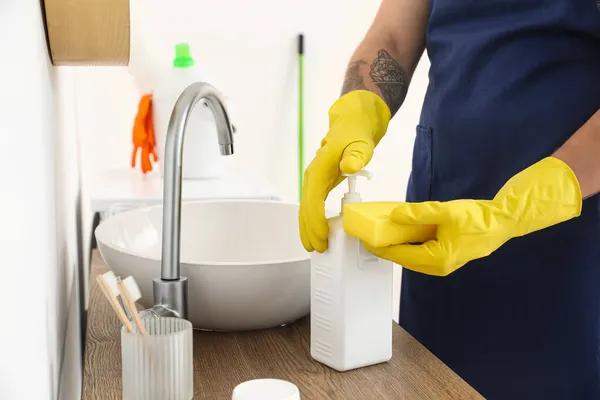 Hombre Joven Vertiendo Detergente Sobre Esponja Baño — Foto de Stock