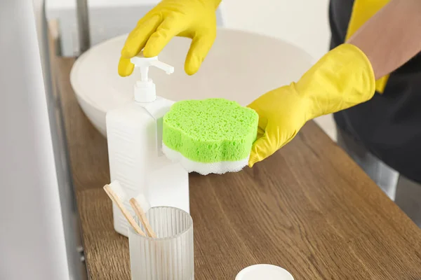 Jovem Derramando Detergente Esponja Banheiro Close — Fotografia de Stock