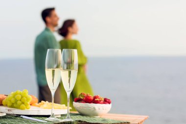 Açık havada romantik piknik için masa hazır.
