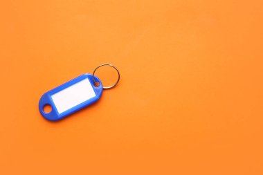 Turuncu arkaplanda plastik anahtar etiketi