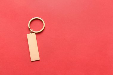 Kırmızı arkaplanda stil anahtarlığı