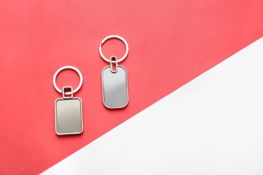 Kırmızı arkaplanda şık anahtarlıklar