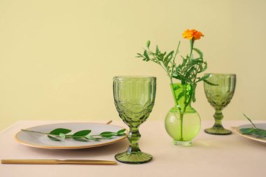 Yemek odasında şık bir masa.