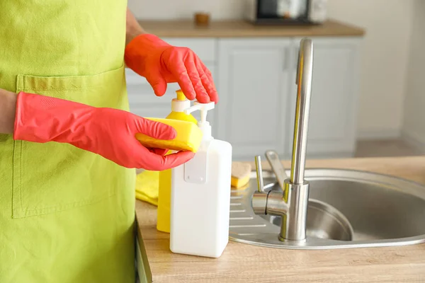 Jovem Derramando Detergente Esponja Cozinha Close — Fotografia de Stock
