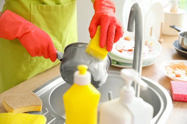 Genç Adam Mutfakta Tencereyi Süngerle Temizliyor Yakın Plan — Stok fotoğraf