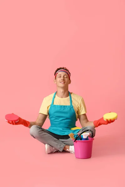 Bonito Homem Com Esponjas Limpeza Meditando Sobre Fundo Rosa — Fotografia de Stock
