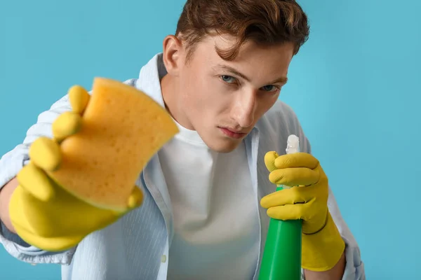 Schöner Mann Mit Schwamm Und Waschmittel Auf Blauem Hintergrund Nahaufnahme — Stockfoto