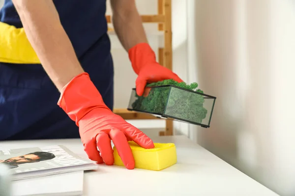 Joven Limpiando Cómoda Con Esponja Casa Primer Plano —  Fotos de Stock