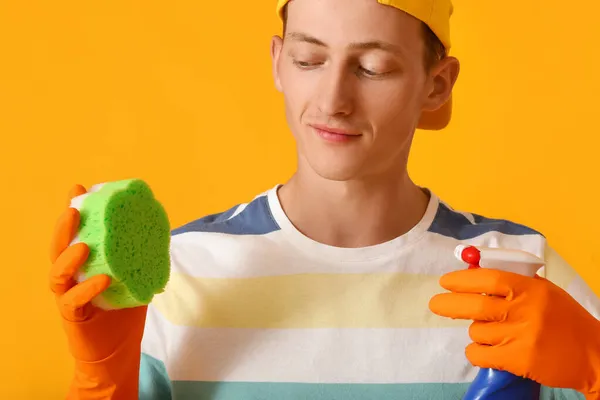 Bonito Homem Com Esponja Detergente Fundo Amarelo — Fotografia de Stock