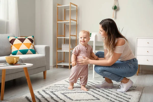 Linda Niña Traje Cuerpo Aprendiendo Caminar Con Madre Casa — Foto de Stock