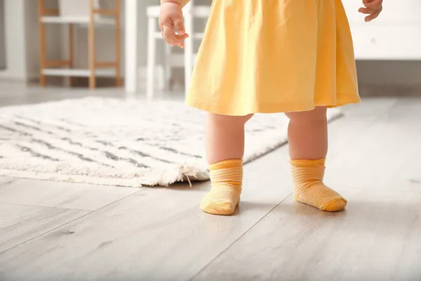 Piernas Niña Calcetines Amarillos Aprendiendo Caminar Casa Primer Plano — Foto de Stock