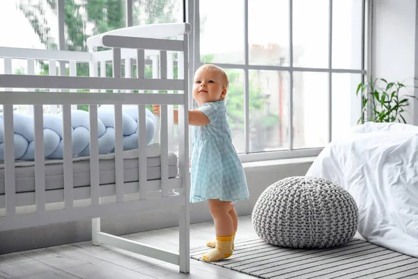 Schattig Baby Meisje Leren Lopen Buurt Van Wieg Slaapkamer — Stockfoto