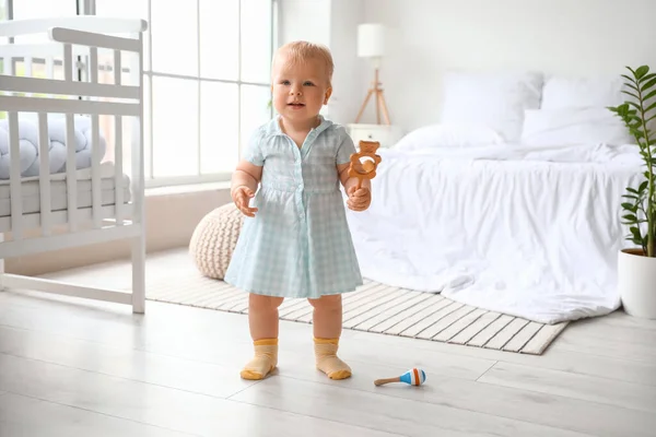 Entzückendes Kleines Mädchen Kariertem Kleid Mit Spielzeug Schlafzimmer — Stockfoto