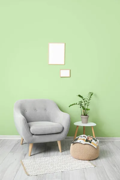 Grijze Fauteuil Poef Tafel Blanco Onderstel Hangend Aan Groene Muur — Stockfoto