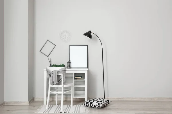 Moderne Werkplaats Met Decoratief Mos Blank Frame Bij Lichte Wand — Stockfoto