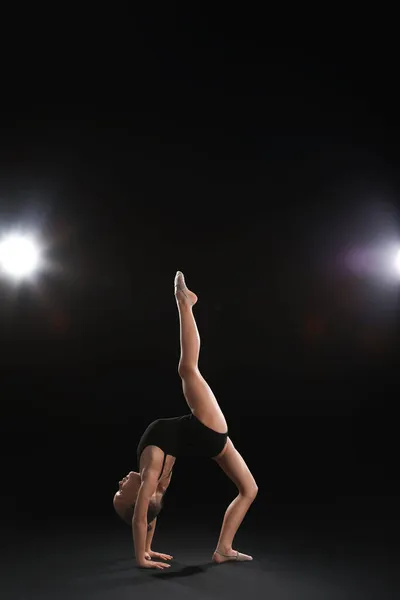 Menina Fazendo Ginástica Fundo Escuro — Fotografia de Stock