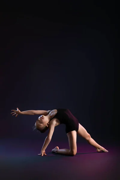 Bambina Facendo Ginnastica Sfondo Scuro — Foto Stock