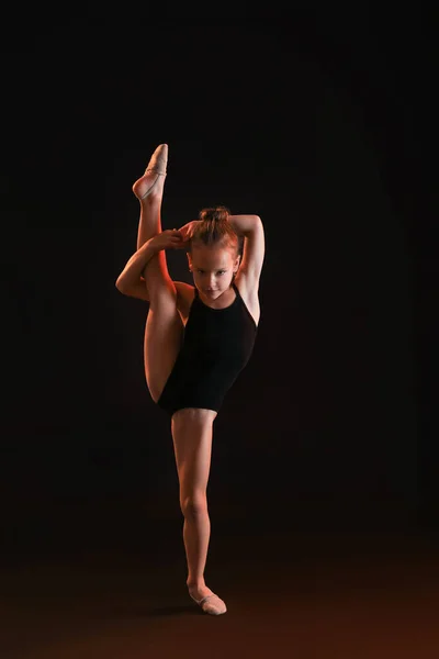 Klein Meisje Doet Gymnastiek Donkere Achtergrond — Stockfoto