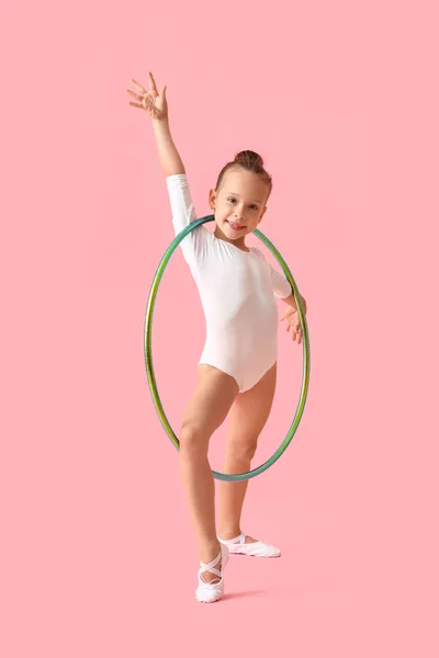 Kleines Mädchen Turnt Mit Hula Hoop Reifen Auf Farbigem Hintergrund — Stockfoto