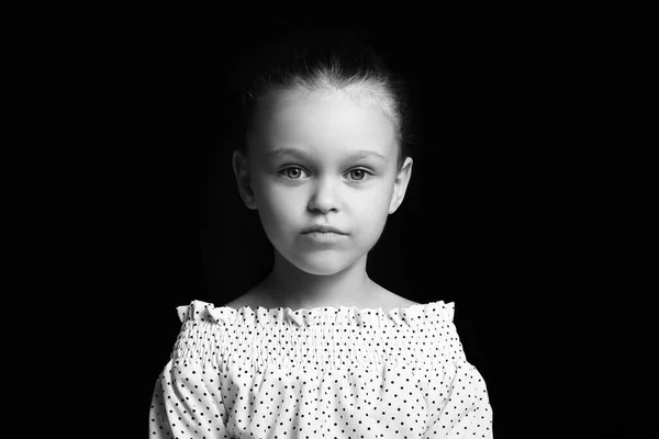 Zwart Wit Portret Van Mooi Klein Meisje Donkere Achtergrond — Stockfoto