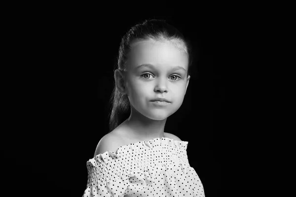 Zwart Wit Portret Van Mooi Klein Meisje Donkere Achtergrond — Stockfoto