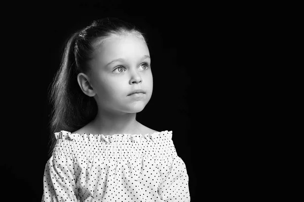 Portrait Noir Blanc Jolie Petite Fille Sur Fond Sombre — Photo