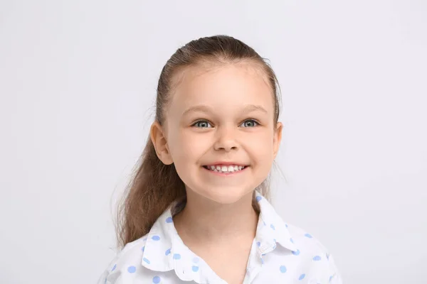 Portret Ślicznej Uśmiechniętej Dziewczynki Jasnym Tle — Zdjęcie stockowe