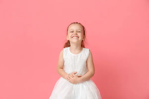 Porträt Eines Hübschen Lächelnden Kleinen Mädchens Auf Farbigem Hintergrund — Stockfoto