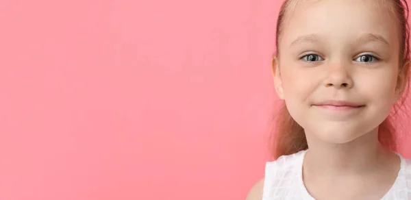 Πορτρέτο Του Όμορφου Μικρού Κοριτσιού Στο Φόντο Χρώμα — Φωτογραφία Αρχείου
