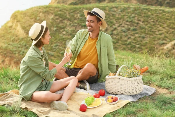 Heureux Jeune Couple Ayant Pique Nique Romantique Dans Les Montagnes — Photo