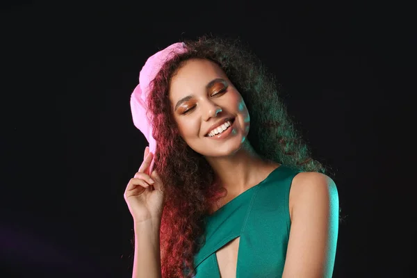 Siyah Arka Planda Şık Şapkalı Güzel Bir Afro Amerikalı Kadın — Stok fotoğraf
