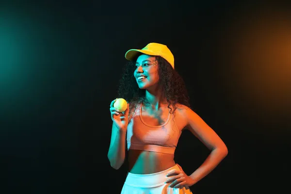 Vakker Afroamerikansk Kvinne Med Tennisball Mørk Bakgrunn – stockfoto