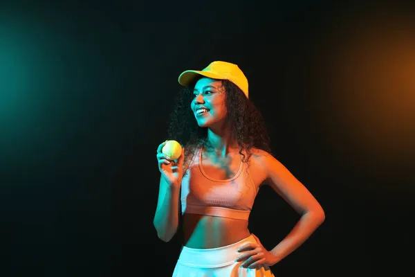 Hermosa Mujer Afroamericana Con Pelota Tenis Sobre Fondo Oscuro — Foto de Stock