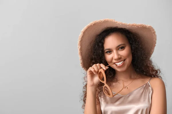 Beautiful African American Woman Broad Brim Hat Light Background — Stock Photo, Image