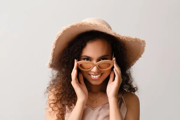Hermosa Mujer Afroamericana Sombrero Ala Ancha Sobre Fondo Claro — Foto de Stock