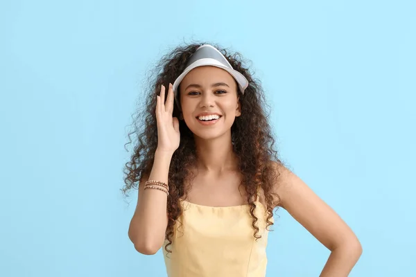 Belle Femme Afro Américaine Vêtements Élégants Sur Fond Couleur — Photo