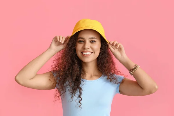 Schöne Afroamerikanische Frau Stilvollem Hut Auf Farbigem Hintergrund — Stockfoto
