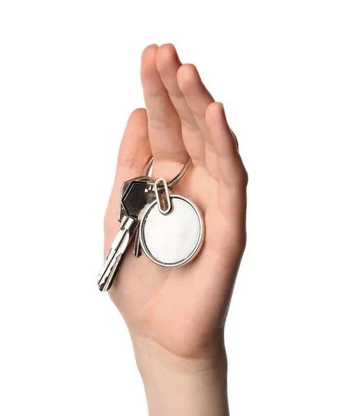 白色背景上带有圆形钥匙链的女性手持钥匙 — 图库照片