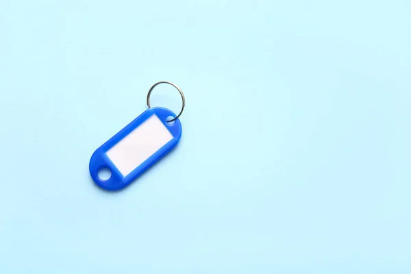 青の背景にプラスチックキータグ — ストック写真
