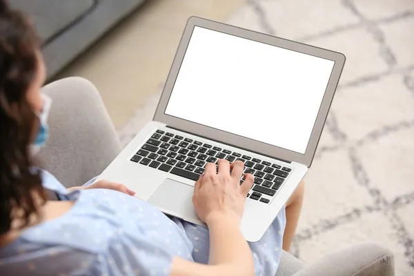 Young Pregnant Woman Medical Mask Using Laptop Home — Stock Photo, Image